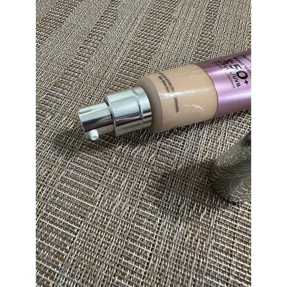 It Cosmetics Bye Bye Foundation Full Coverage LIGHT JUMBO 2.53oz New - Picture 3 of 4